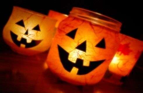 Lanterne di Halloween con i vasi di vetro