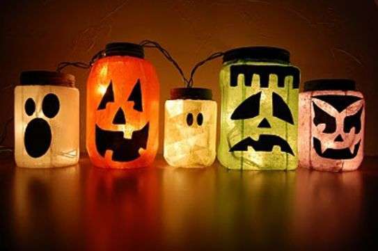 Lanterne di Halloween con vasetti colorati