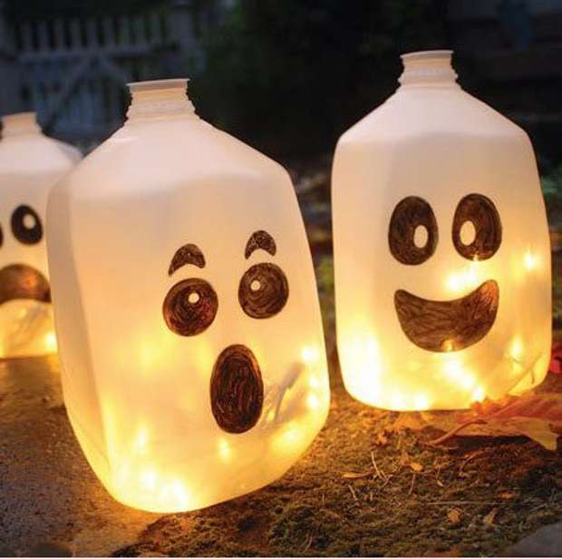 Lanterne di Halloween con contenitori bianchi