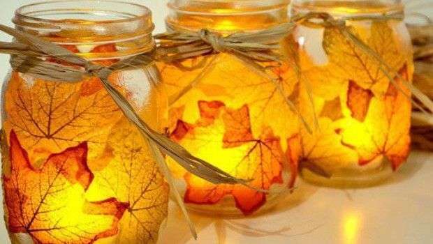 Barattoli di vetro con foglie secche