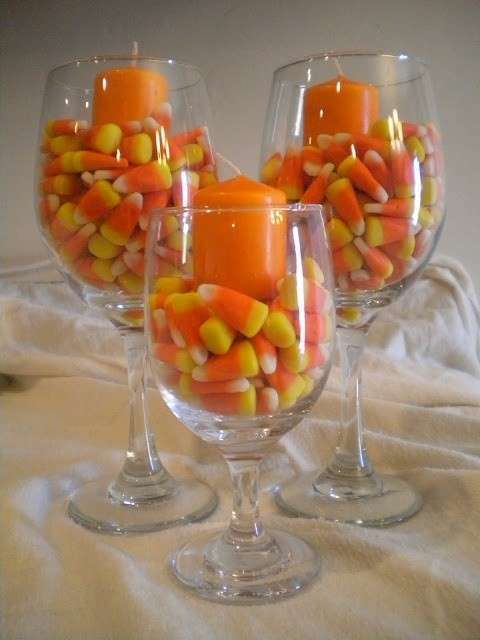 Bicchieri con caramelle per Halloween
