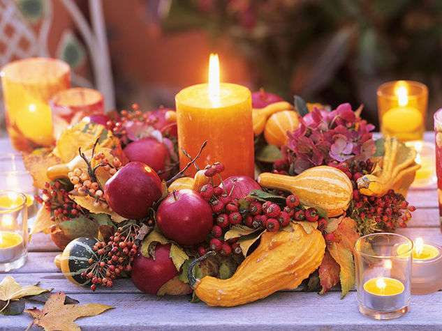 Frutta e candele come centrotavola di Halloween