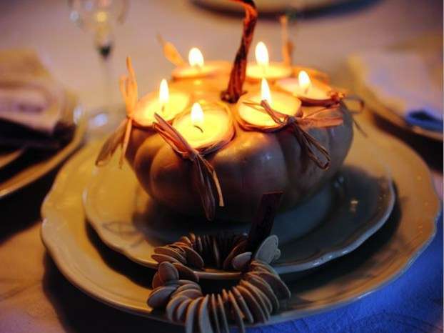 Una zucca con le candele per Halloween