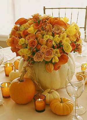 Zucca bianca con fiori arancioni per Halloween