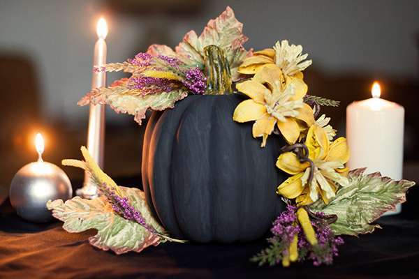 Zucca nera e fiori come centrotavola di Halloween