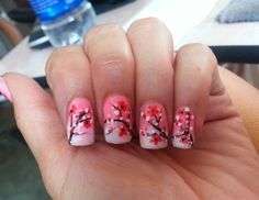 Nail art sfumata con fiori di ciliegio