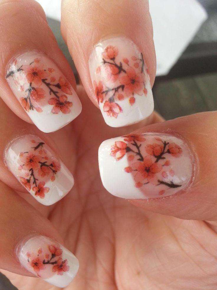 French manicure con fiori di  ciliegio