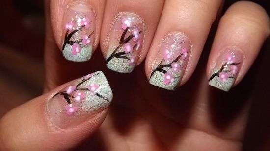 Elegante nail art con fiori di ciliegio