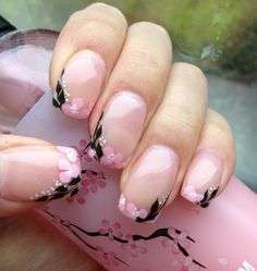 Nail art minimal con fiori di ciliegio