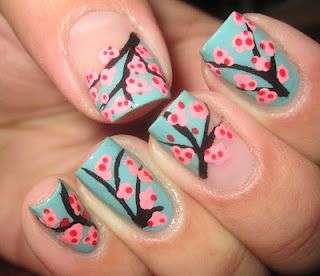 Manicure con fiori di ciliegio rosa