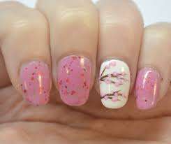 Nail art rosa e bianca con fiori di ciliegio