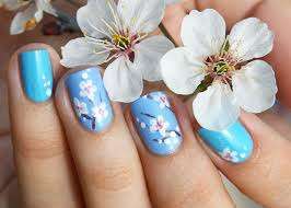 Manicure primaverile con fiori di ciliegio