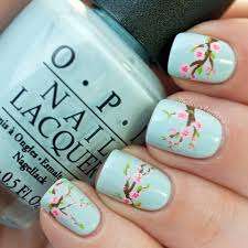 Semplice nail art con fiori di ciliegio