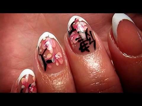Nail art orientale con fiori di ciliegio