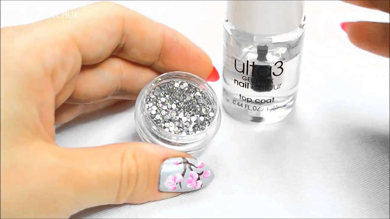 Nail art silver con fiori di ciliegio