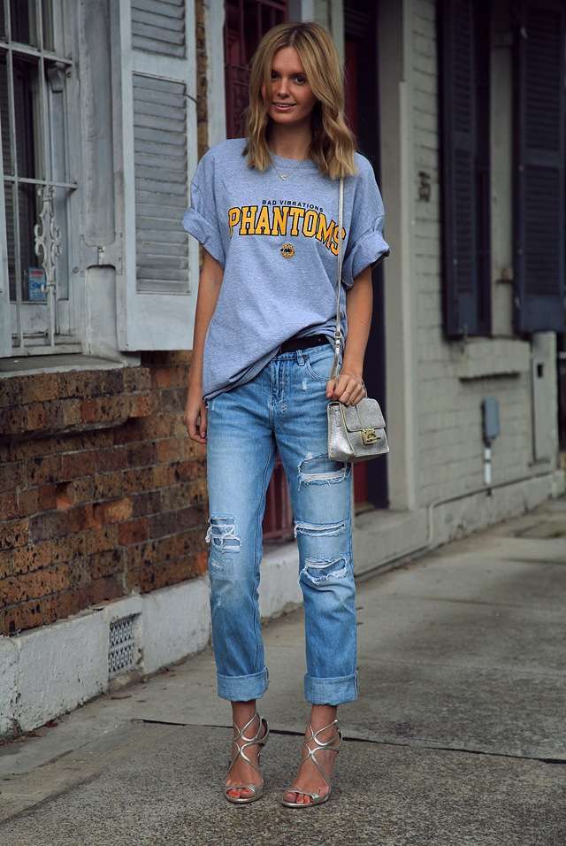 Jeans boyfriend con felpa stampata e sandali