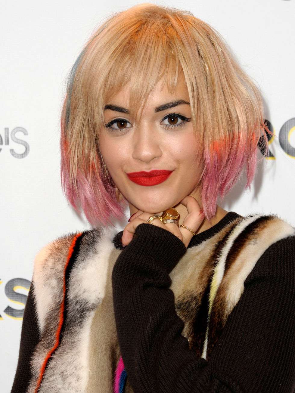 I capelli rosa di Rita Ora