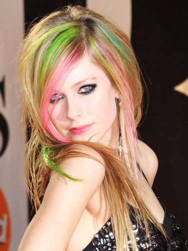 Avril Lavigne con i capelli arcobaleno