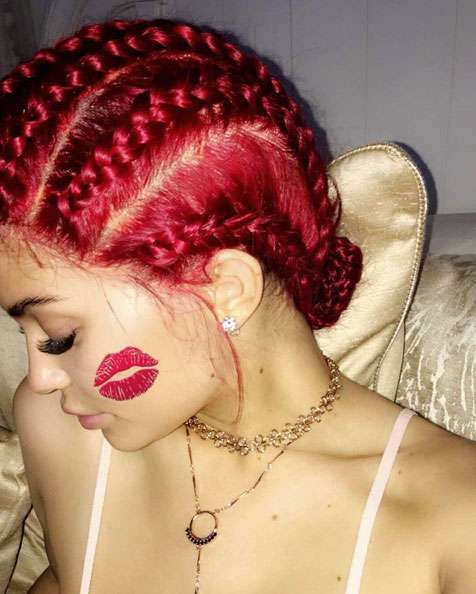Kylie Jenner con i capelli rossi