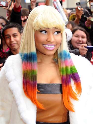 Nicki Minaj con i capelli arcobaleno