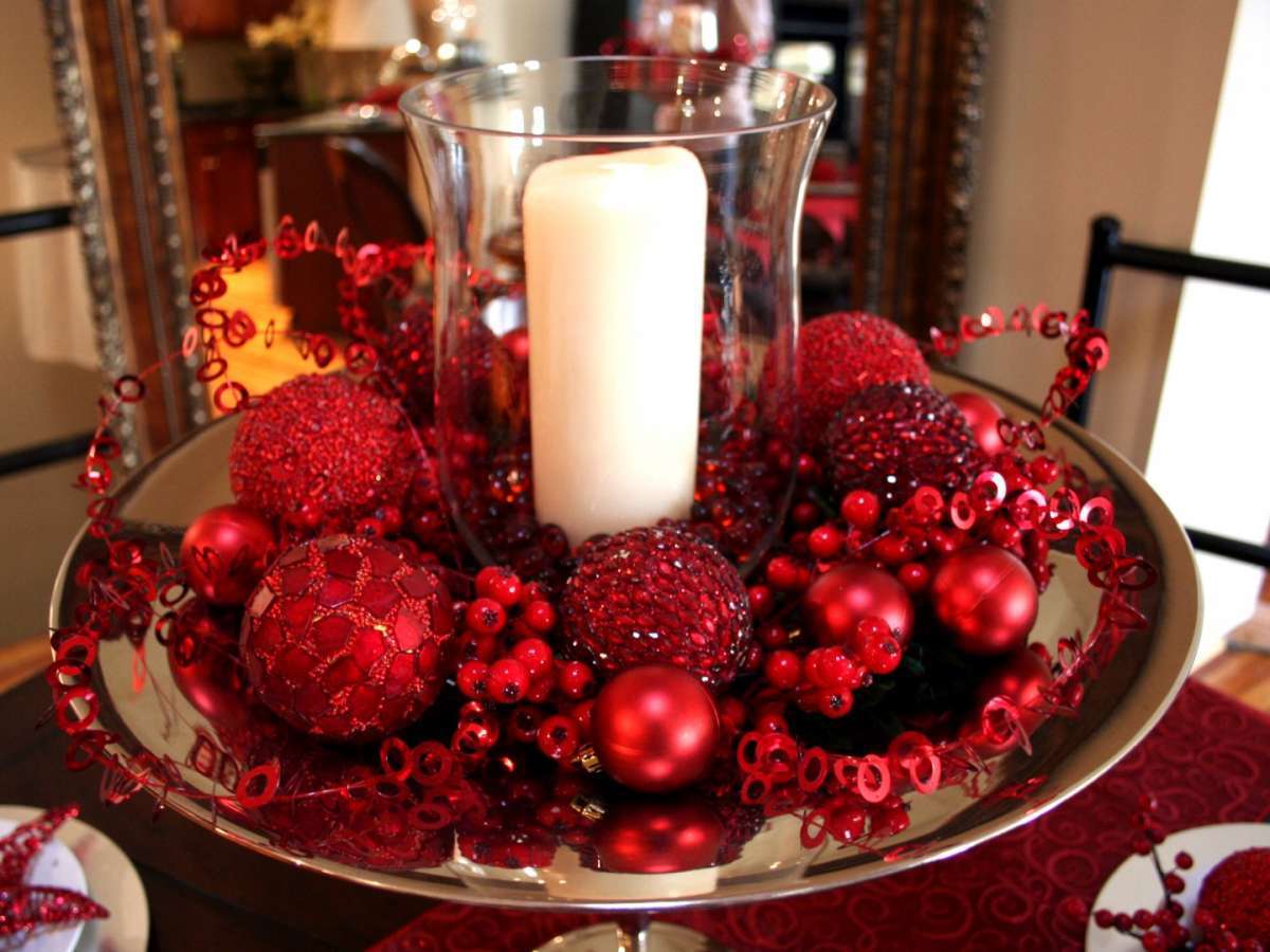 Candela con decorazioni rosse per Capodanno