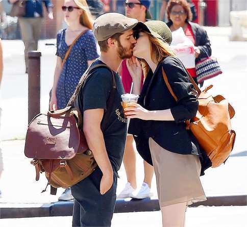 Il bacio di Emma Stone e Andrew Garfield