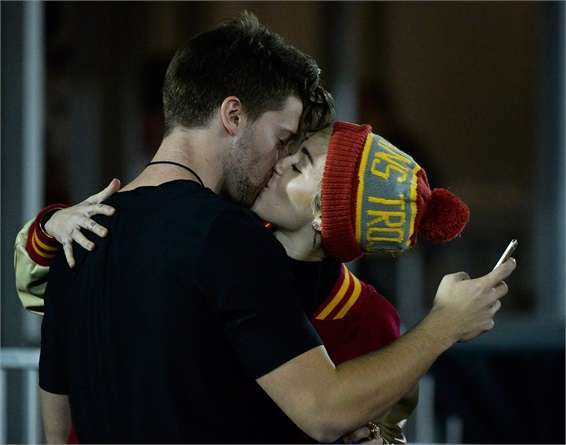 Il bacio di Miley Cyrus e Patrick Schwarzenegger