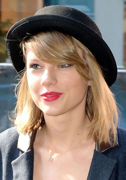Taylor Swift con il cappello a bombetta