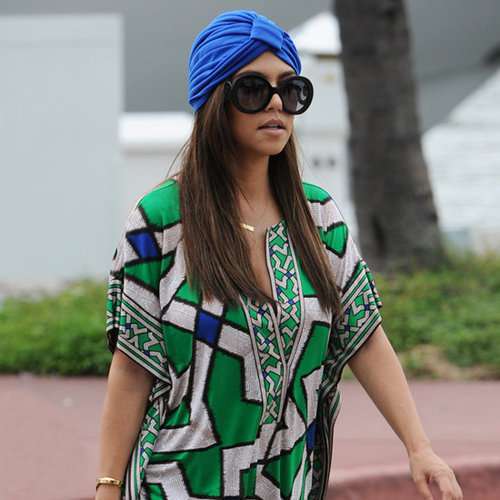 Kourtney Kardashian con il cappello a turbante blu
