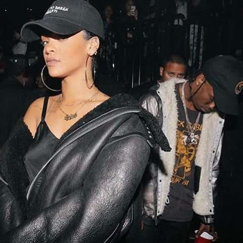 Rihanna con il cappello da basket