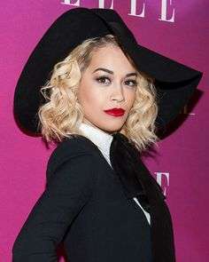 Rita Ora con cappello nero