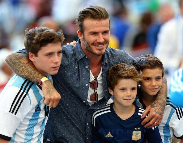 Brooklyn Beckham con papà David e i fratelli 