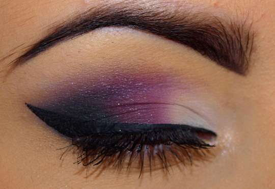 Dettagli di makeup viola con punto luce