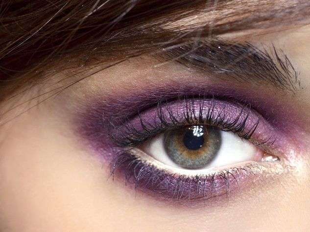Makeup viola con matita bianca