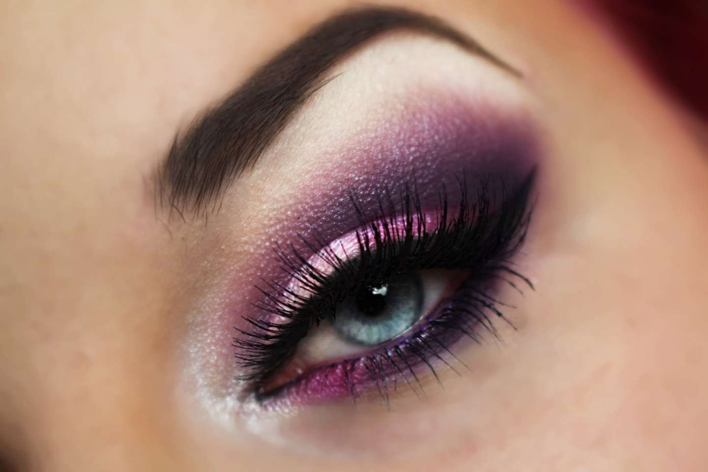 Makeup viola con sfumature rosa