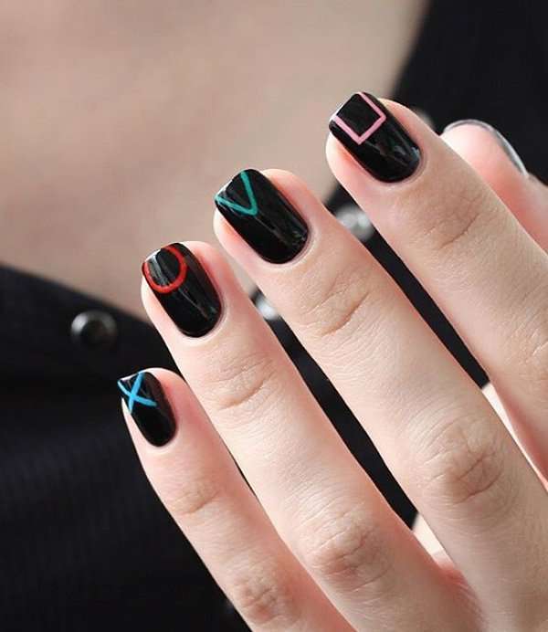 Nail art nera con forme geometriche