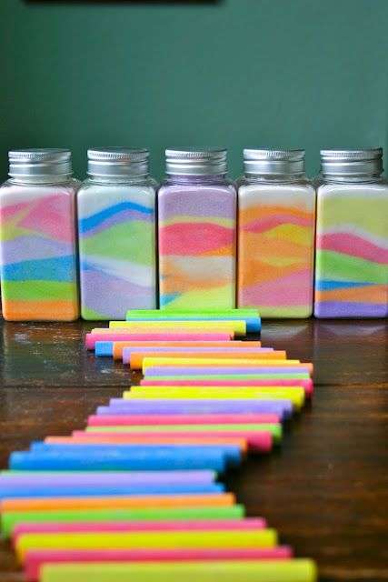Barattoli di sabbia color arcobaleno