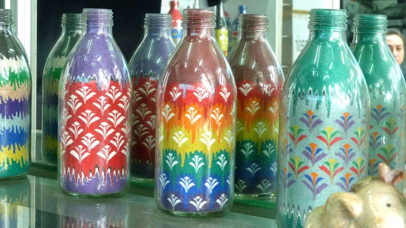 Bottiglie decorate con sabbia colorata