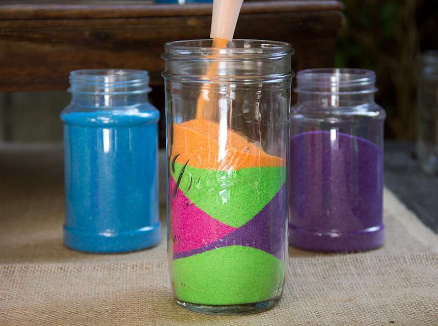 Come realizzare dei barattoli con sabbia colorata