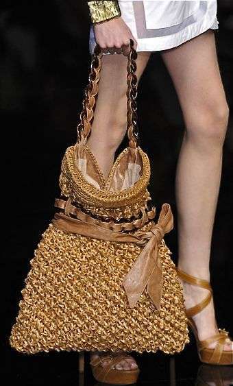 Morbida borsa color oro con tracolla