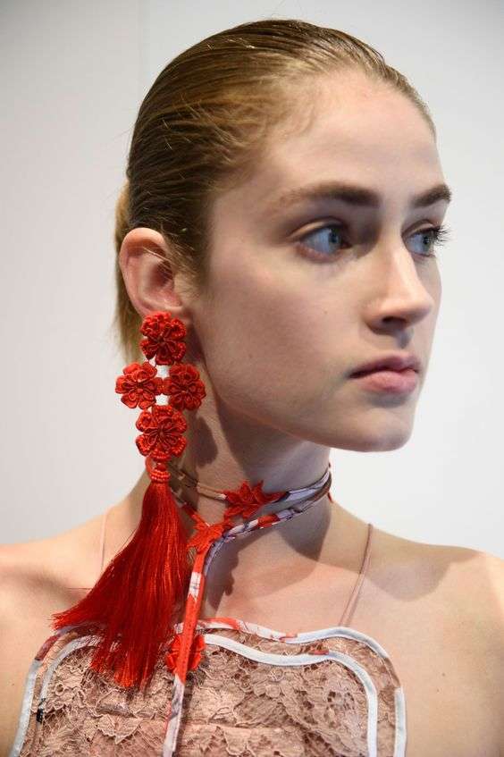 Maxi orecchino in tessuto rosso con fiori