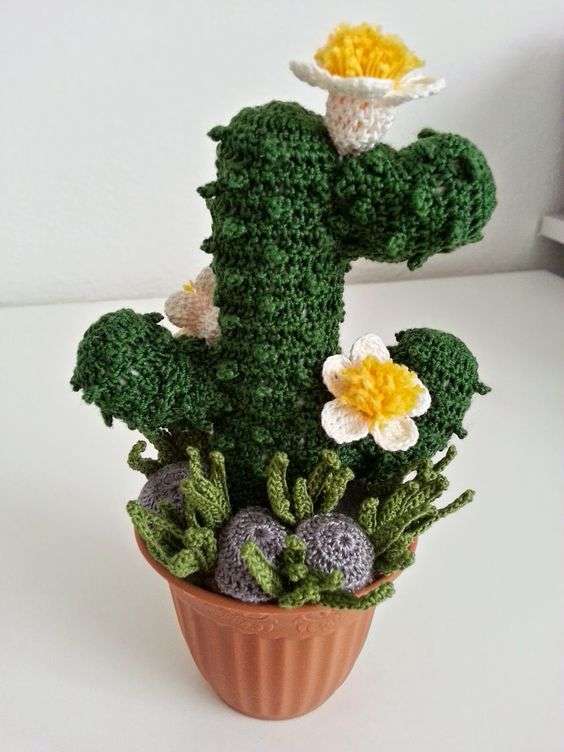 Vaso con fiori e cactus all'uncinetto