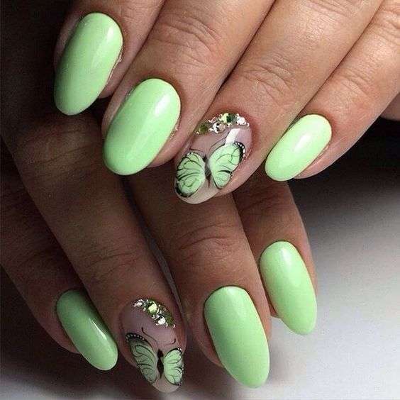 Nail art verde su unghie a mandorla