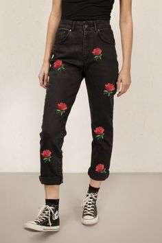 Toppe a forma di rosa su jeans neri