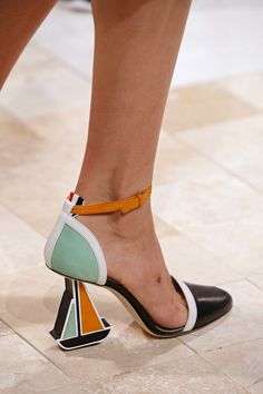 Sandali colorati con tacco geometrico