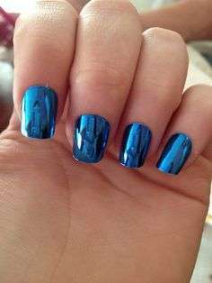 Nail art blu effetto specchio