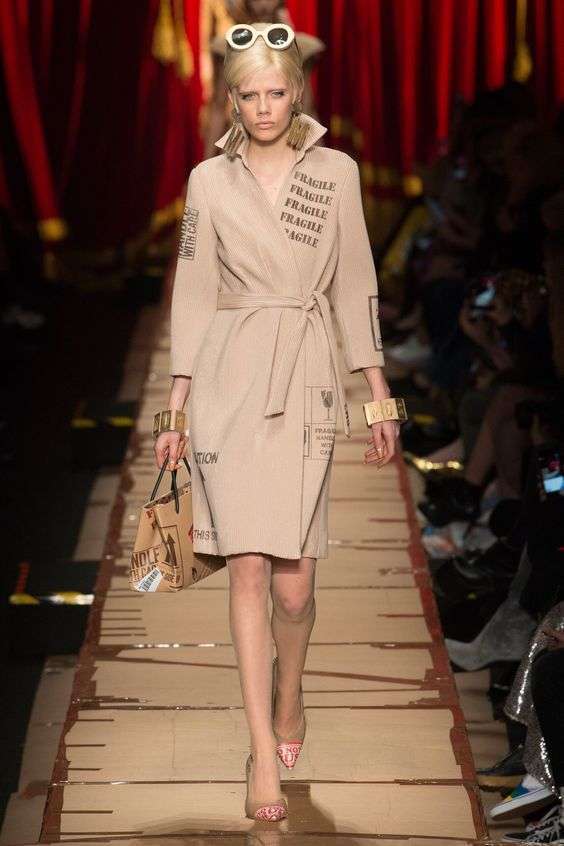 Trench beige con stampe