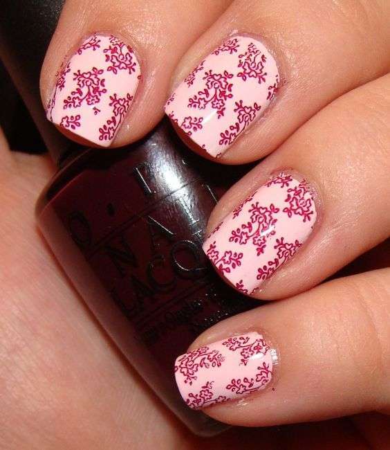 Nail art rosa con fiori