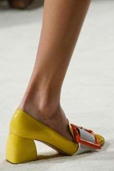 Scarpe in vernice gialla con dettagli arancioni