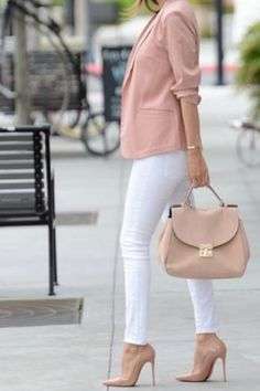Giacca rosa pastello e pantaloni bianchi